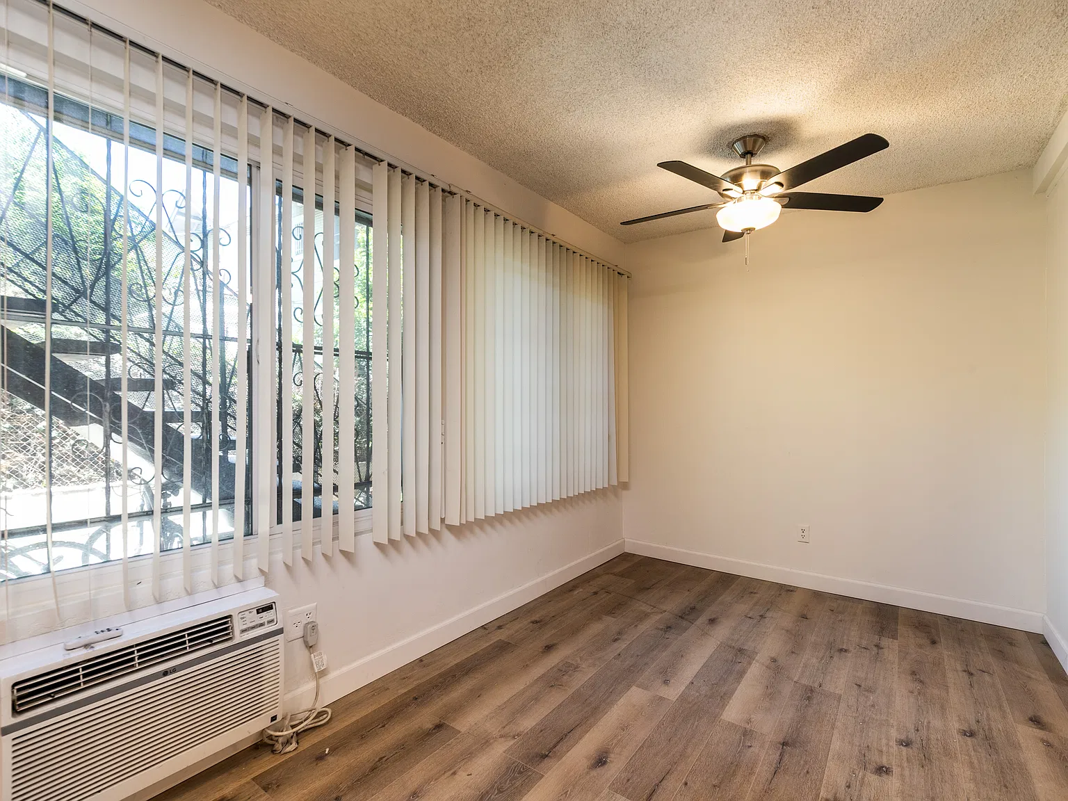 2 bed, 850 sqft, $2,700 — Photo 2