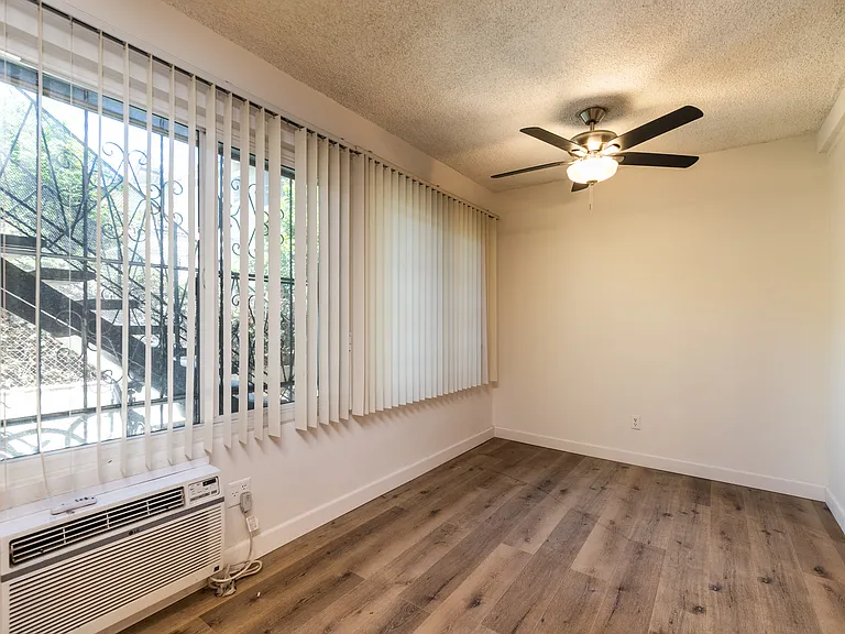 1908 Clinton St #4 — Photo 2