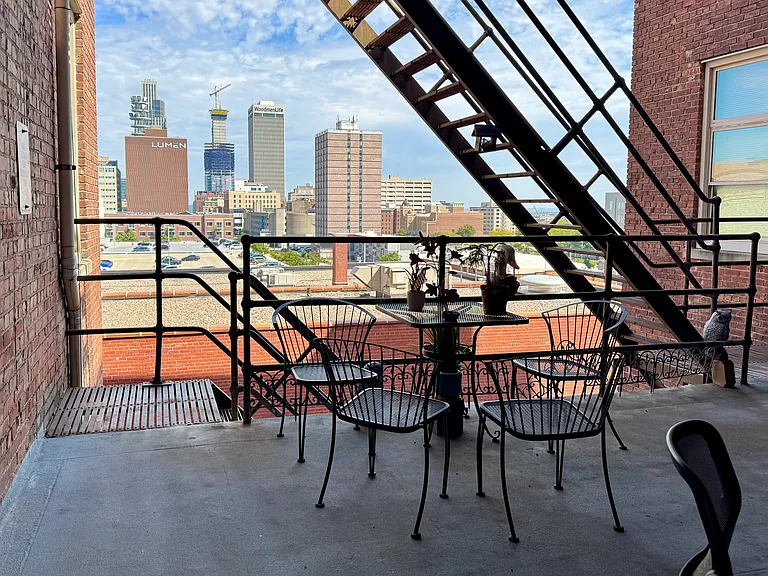 Fifth Avenue Apartments — Photo 1