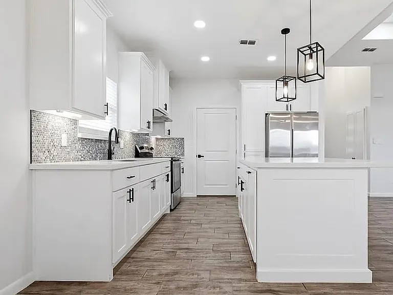 208 Faith Dr — Photo 3