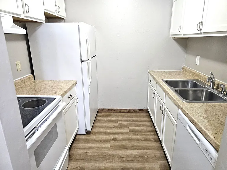 COACHLIGHT VILLAGE APARTMENTS — Photo 14