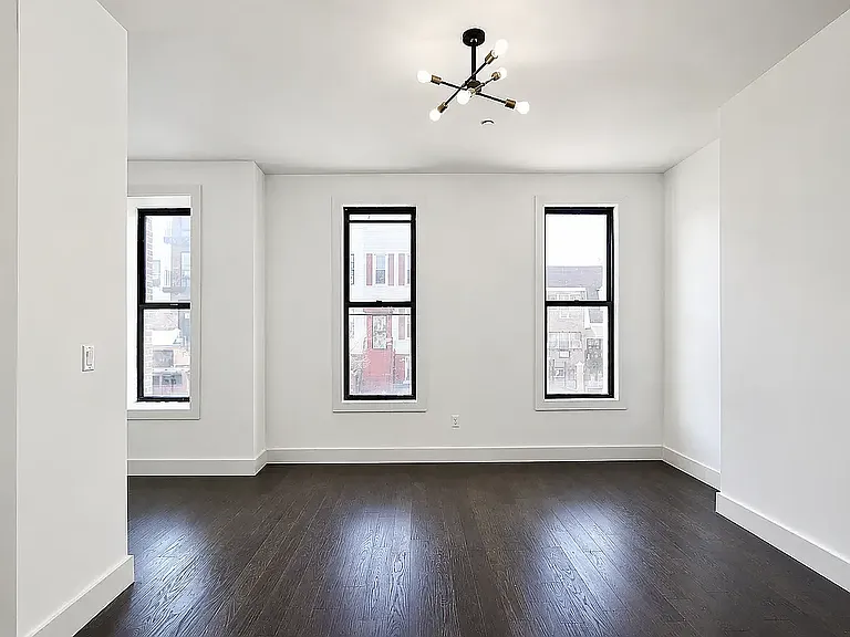 1110 Halsey St #5 — Photo 1