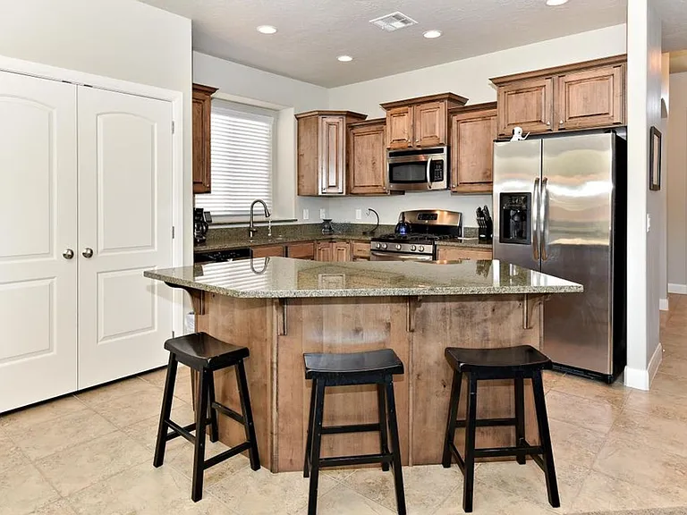 262 E Munich Dr — Photo 5