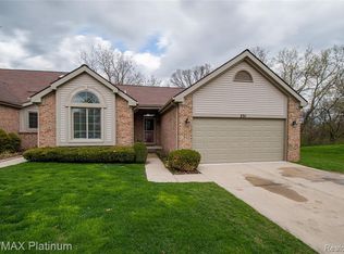 231 Sisu Knoll Dr, Brighton, MI 48116