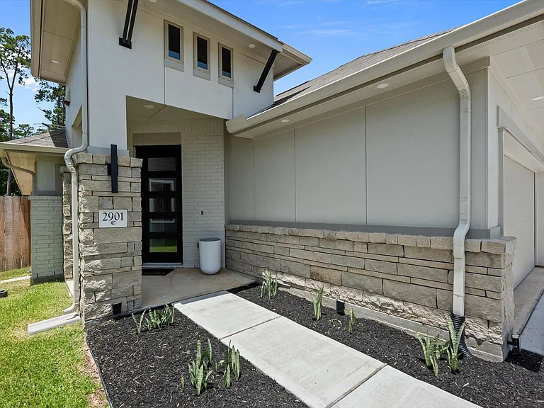 2901 Yaupon Grove Ln — Photo 3