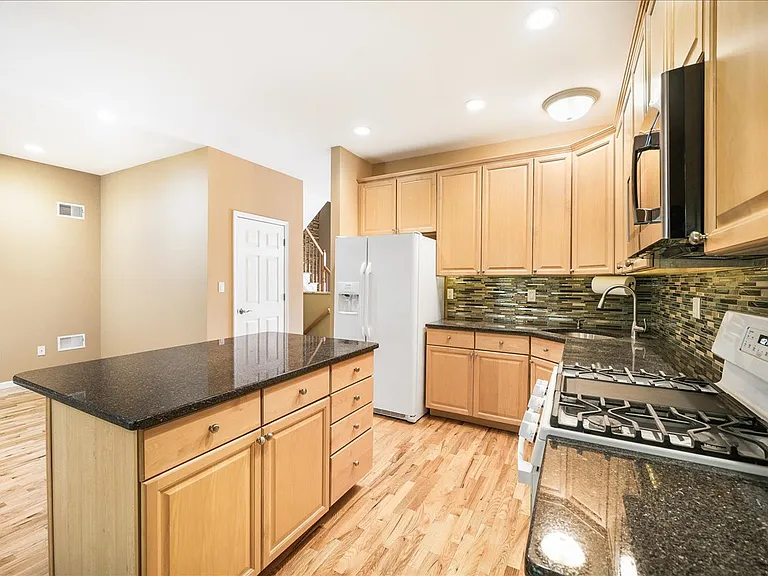 58 Alexander Ct — Photo 16