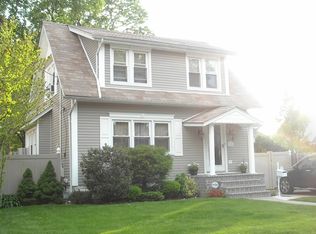 10 Columbia Pl, Merrick, NY 11566