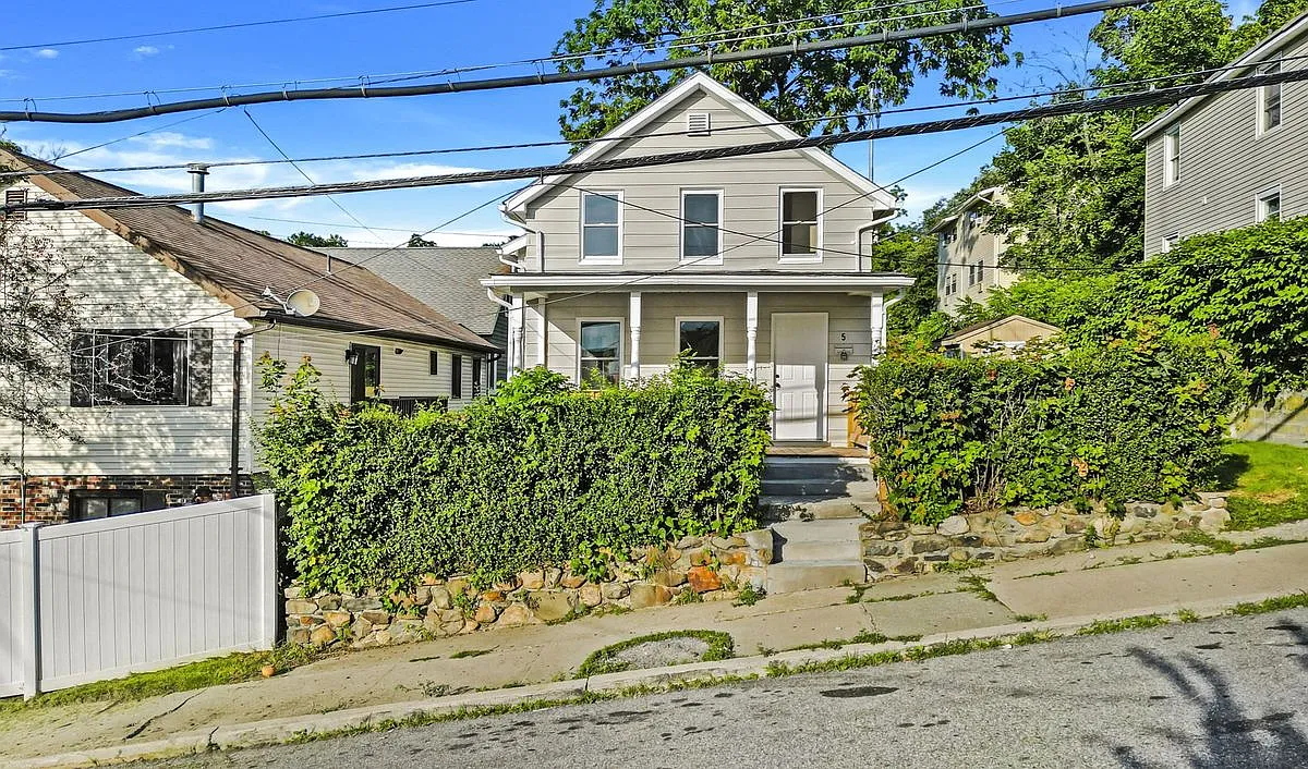 3 bed, 1.0 bath, 1600 sqft, $3,850 — Photo 1