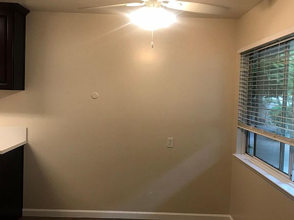 3rd image of 40 Glen Eyrie Ave APT 10