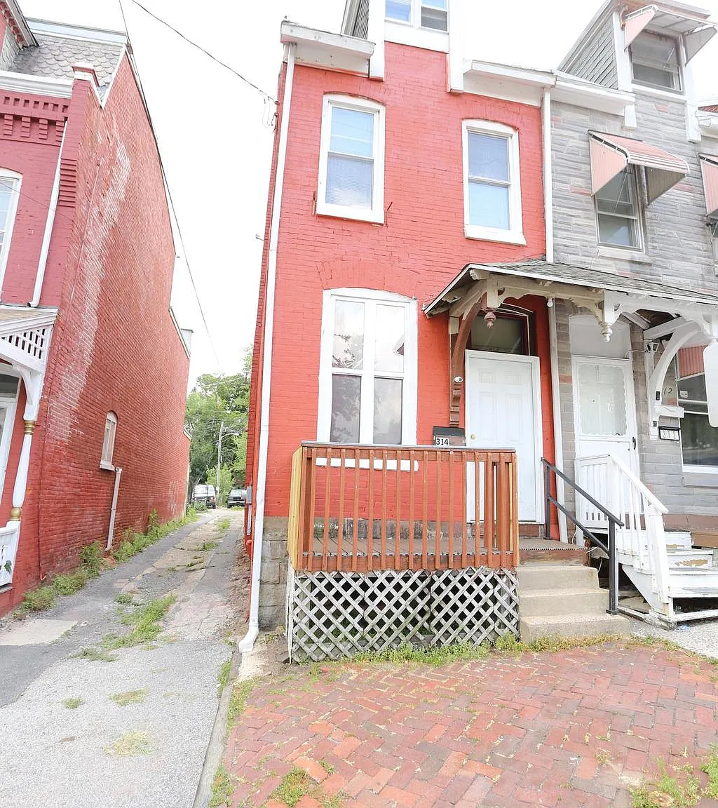 4 bed, 1176 sqft, $1,850 — Photo 2