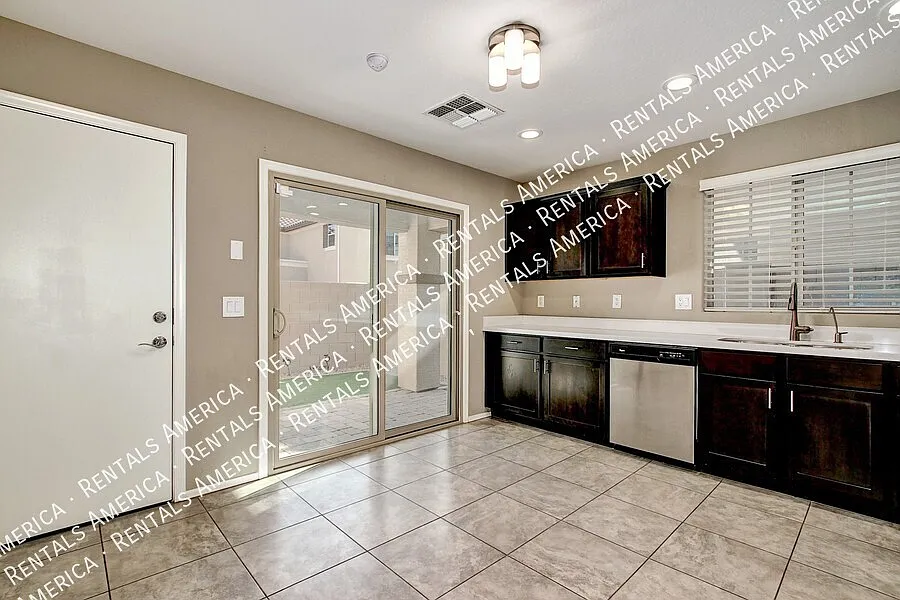 Available Now! 3bd 2.5 Ba W/ Loft & Bonus Room Located In Gilbert! — Photo 4