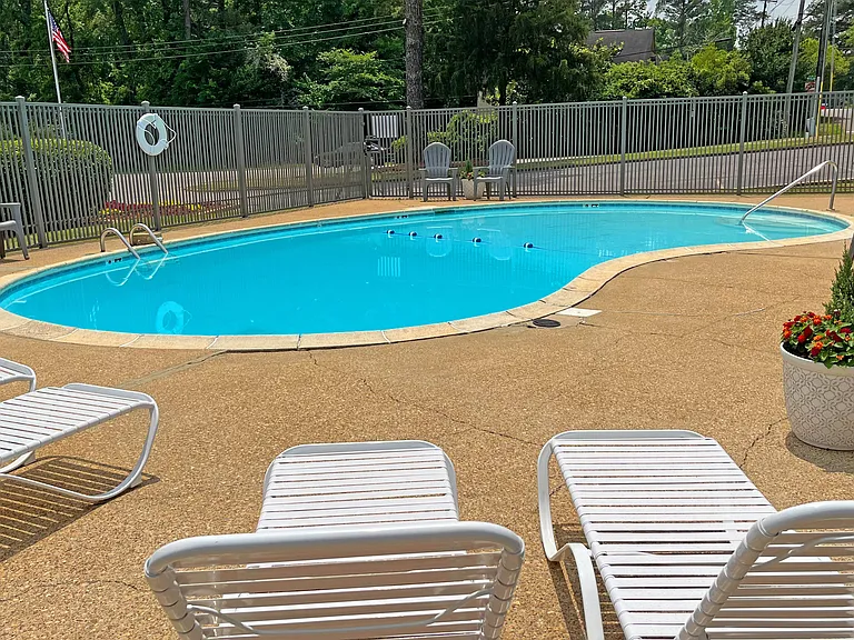 Crestmont Manor — Photo 9
