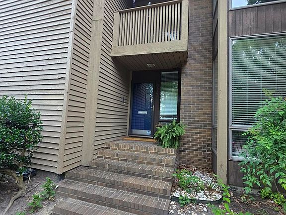 3rd image of 717 Botetourt Gdns
