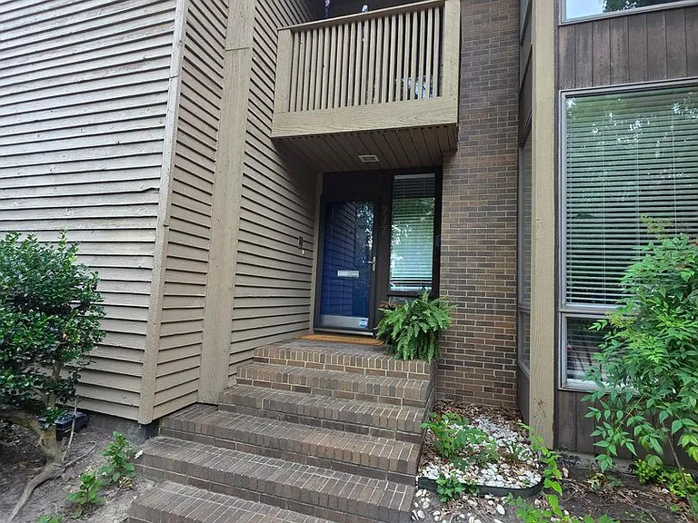 717 Botetourt Gdns — Photo 3