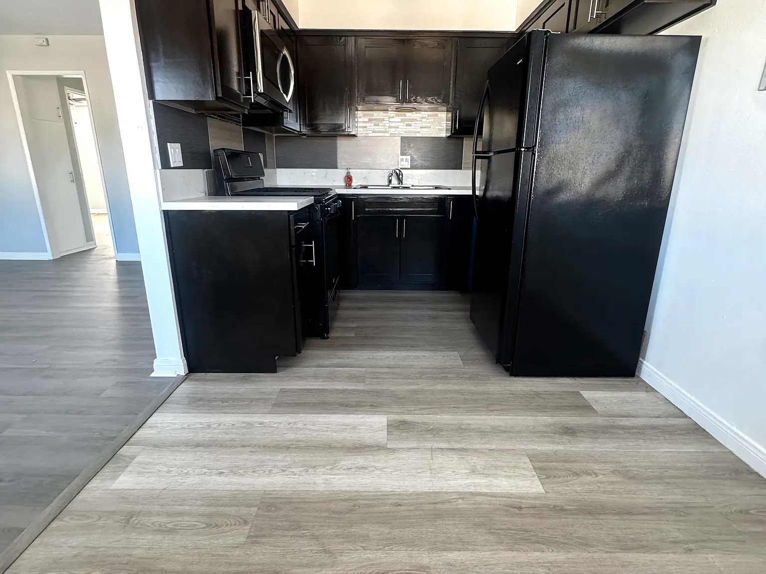 317 E Hazel St — Photo 2