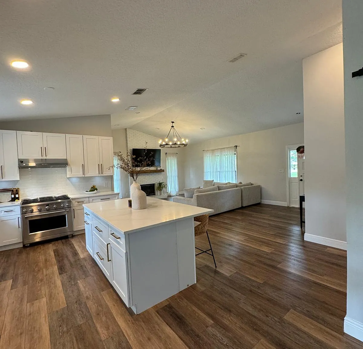 4 bed, 2500 sqft, $2,999 — Photo 2