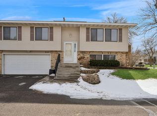 952 Greenhaven Dr, Vadnais Heights, MN 55127