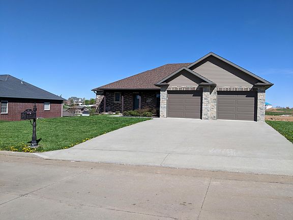 3rd image of 218 Pioneer Trail Dr