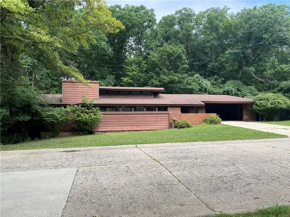 2755 Whippoorwill Dr, Charleston, IL 61920