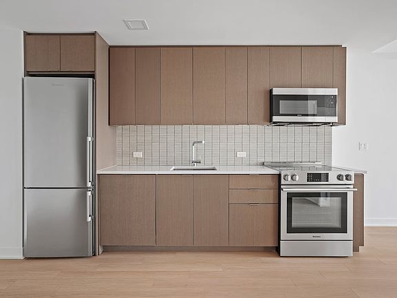 5th image of 18 6th Ave APT 2421