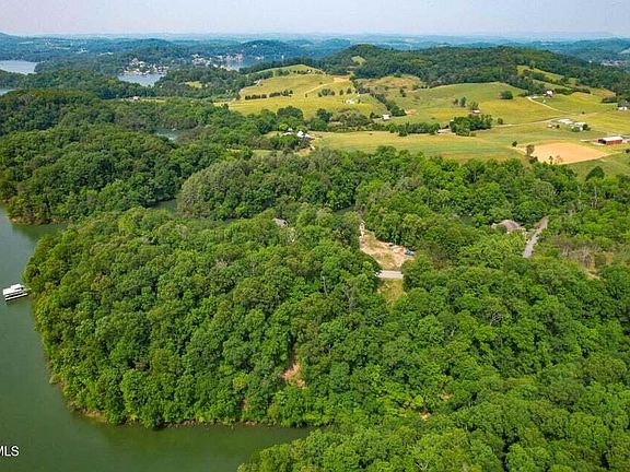 3rd image of 121 Pointe Dr