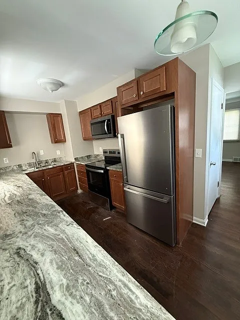 3 bed, 930 sqft, $1,595 — Photo 2