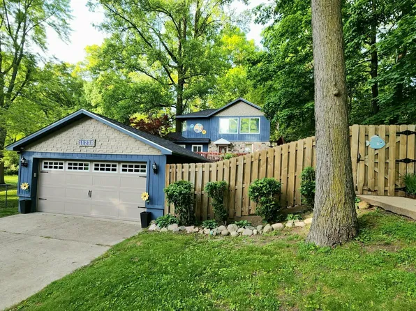 11230 Lakeshore Dr, Three Rivers, MI 49093
