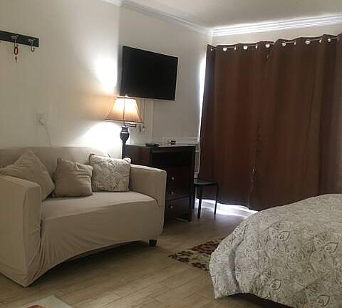 2nd image of 2313 Montrose Ave APT 6