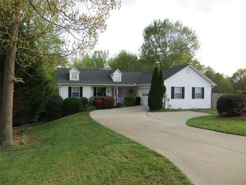 1st image of 427 Holly Dr