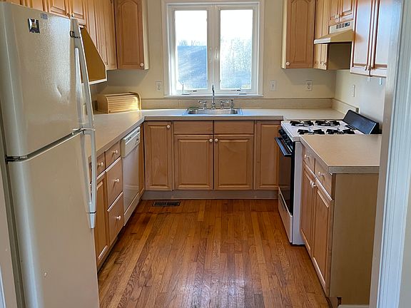 Kitchen with dishwasher!