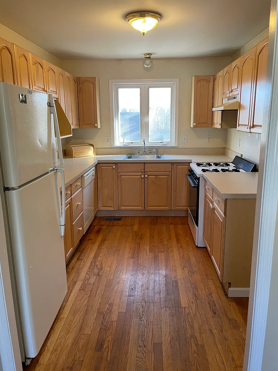 Kitchen with dishwasher! - 638 Fellows Ave #2