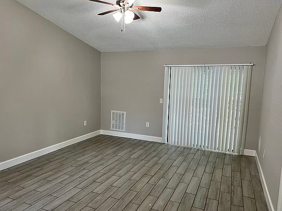 4th image of 675 Woodlane Cir