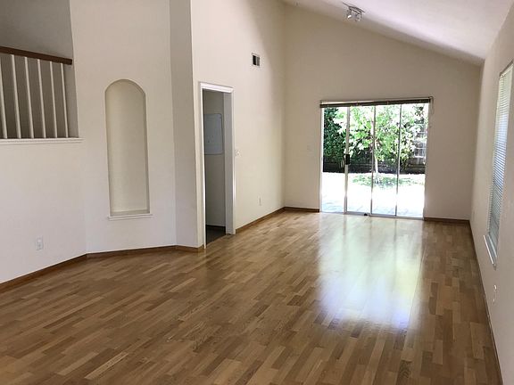 5th image of 223 Sheffield Ln