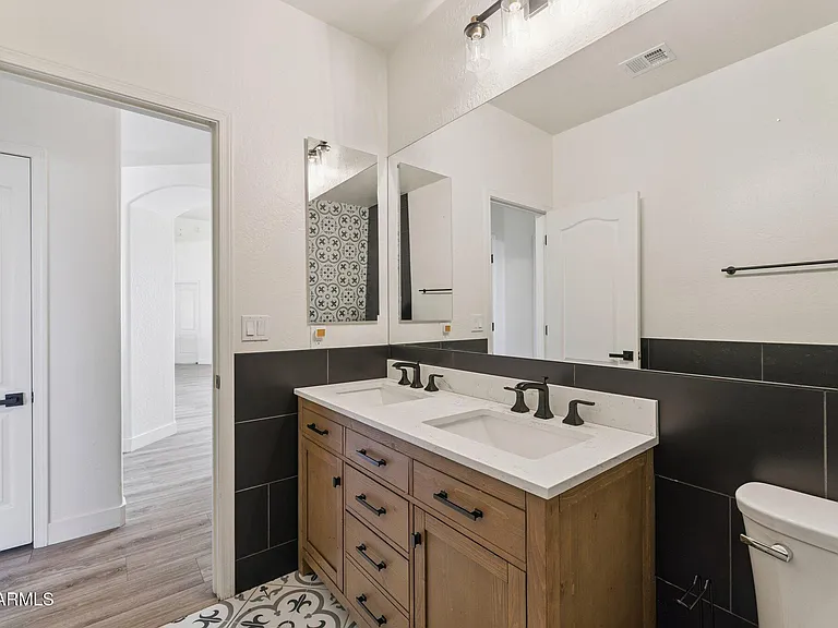 2732 E Hillery Dr — Photo 15