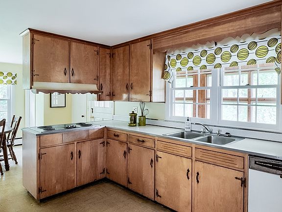 3rd image of 47 Wyndhurst Dr