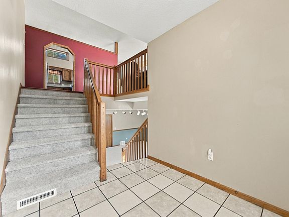 5th image of 816 9th Ave NE
