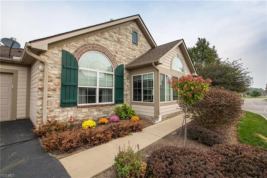9747 Eagle Ln photo 1