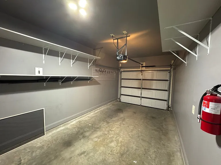 1034 Chatsworth Dr — Photo 7
