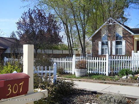 This home shouts &apos;Welcome-come on in