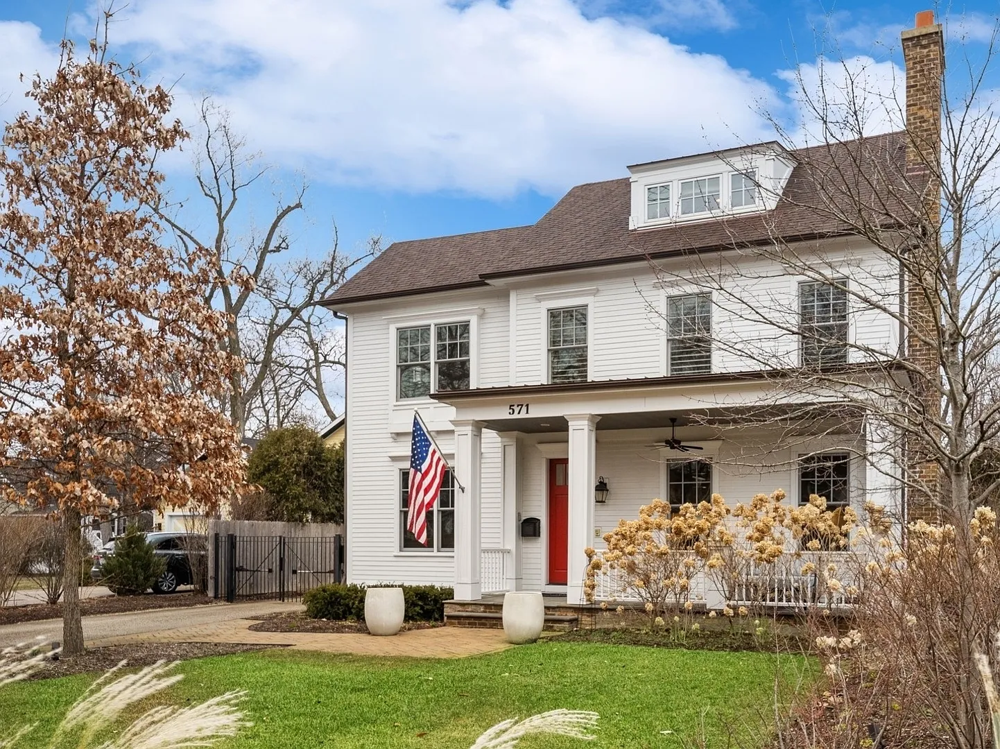 571 Hawthorn Ln photo 1