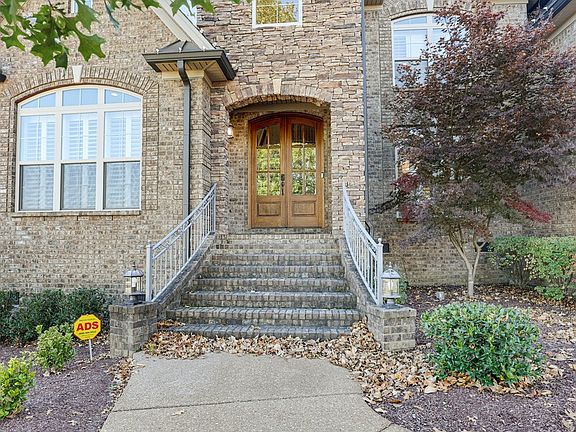 4th image of 142 Waters Hill Cir