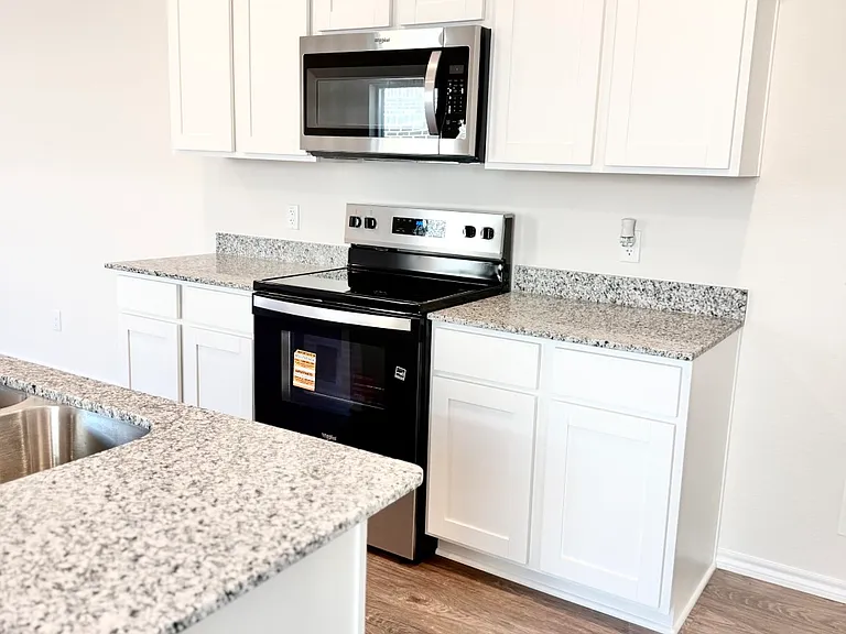 909 Jefferson Way — Photo 3