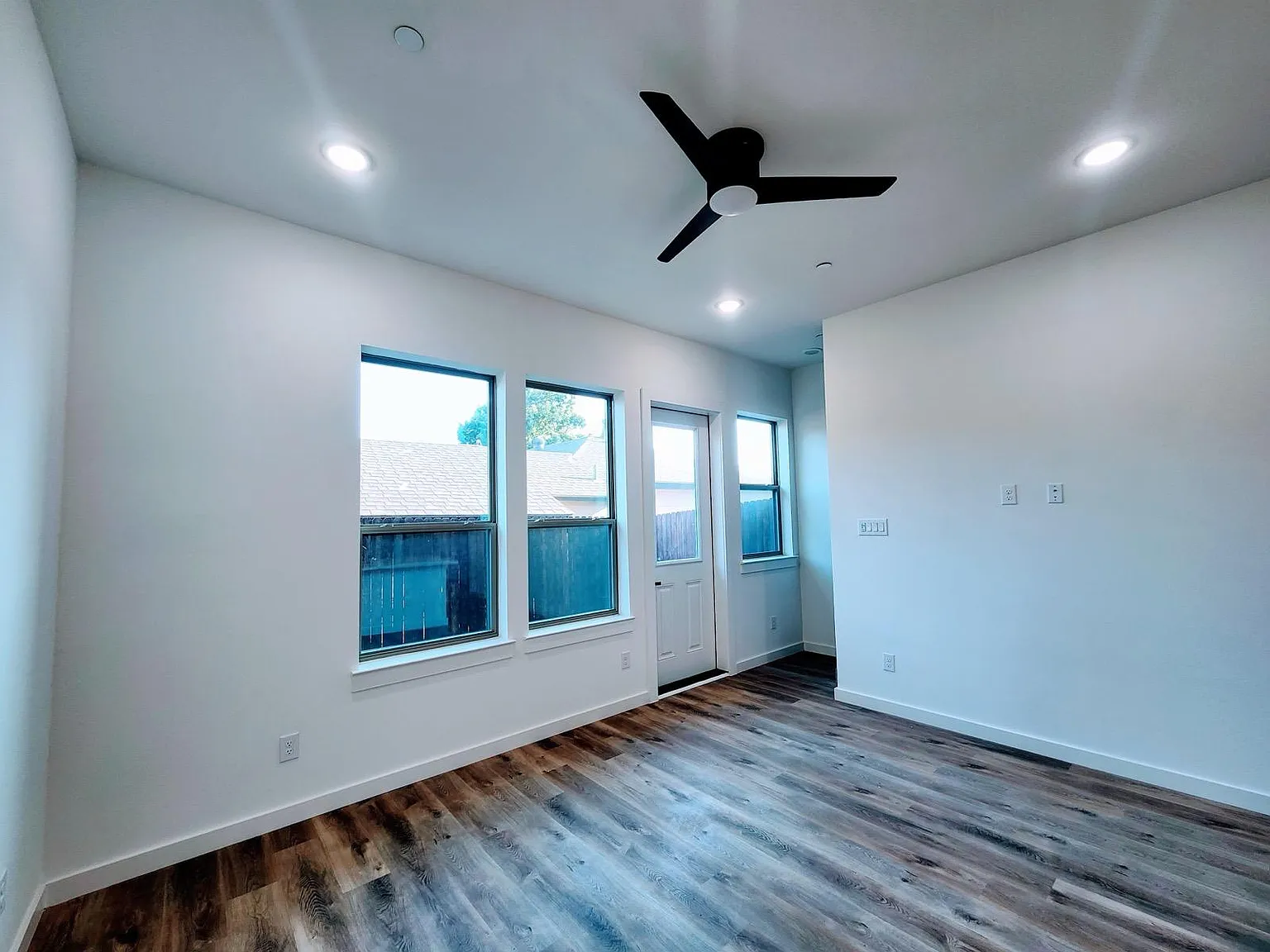 3 bed, 2.5 bath, 1358 sqft, $2,395 — Photo 2