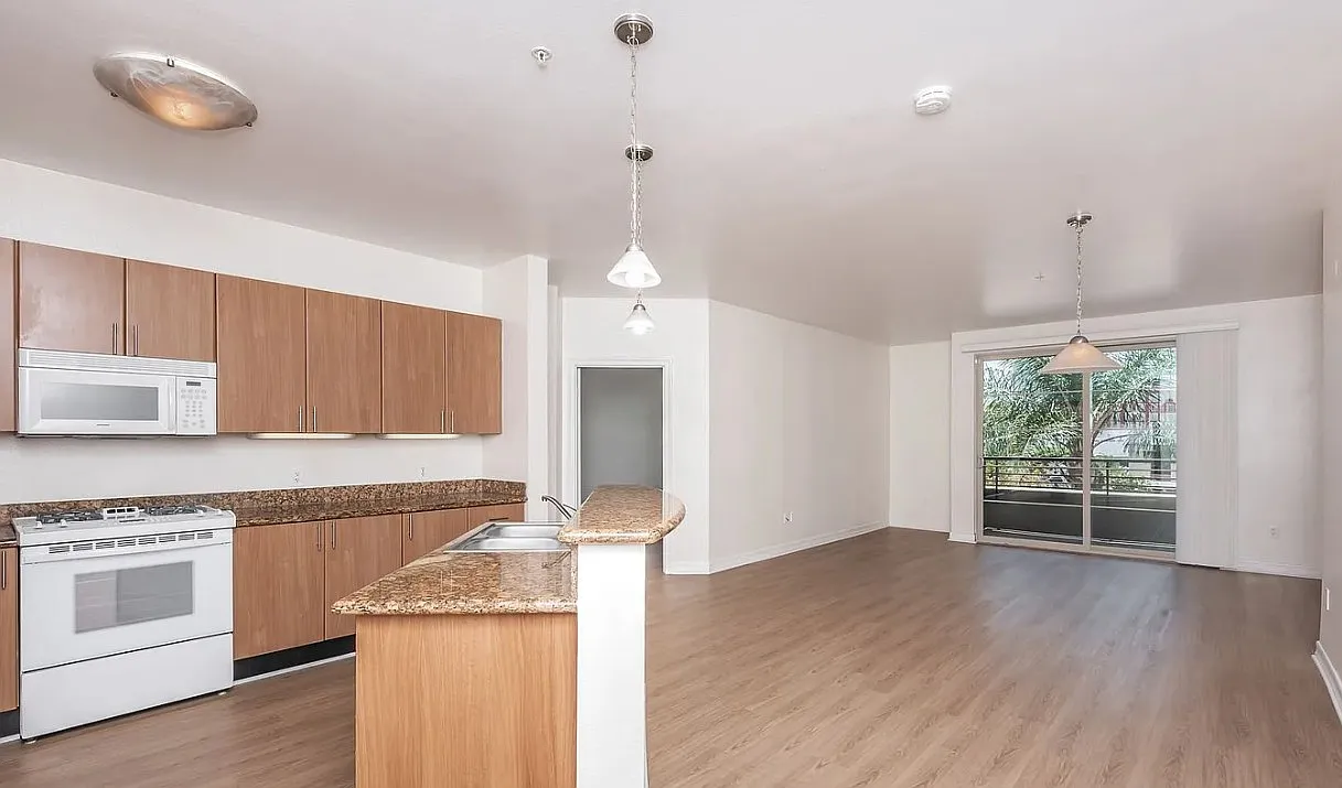 3 bed, 1474 sqft, $3,995 — Photo 3
