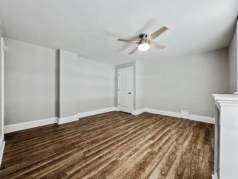 130 E Chestnut St — Photo 20