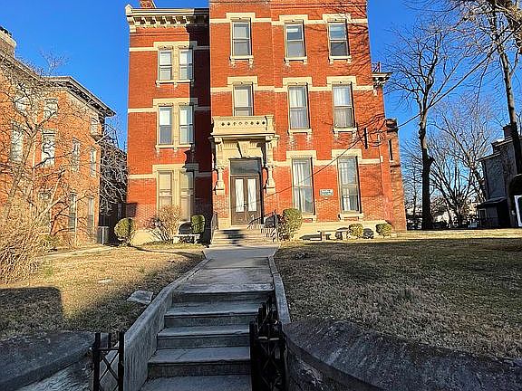 2nd image of 1135 S 1st St APT 1