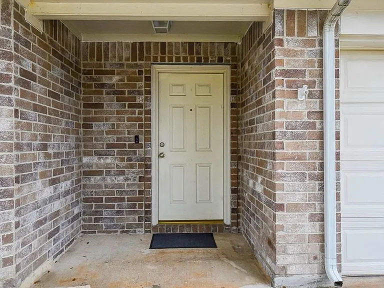 2519 Fox River Ln — Photo 2