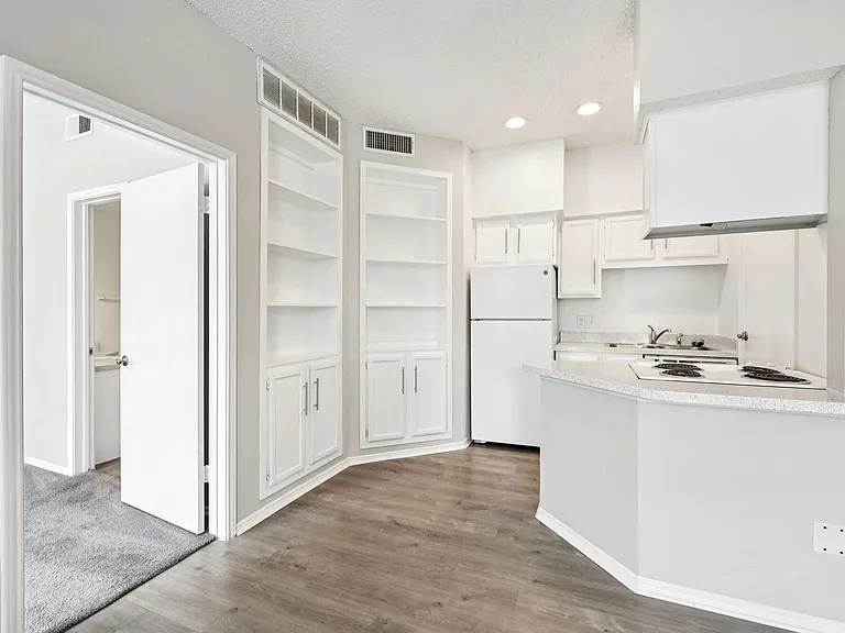 Oaks White Rock — Photo 14