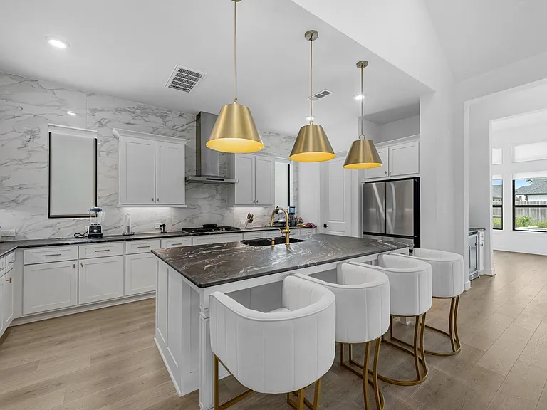 1402 Sunrise View Ln — Photo 3