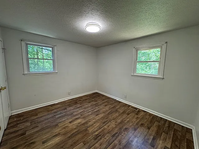 1143 Chestnut Dr — Photo 5